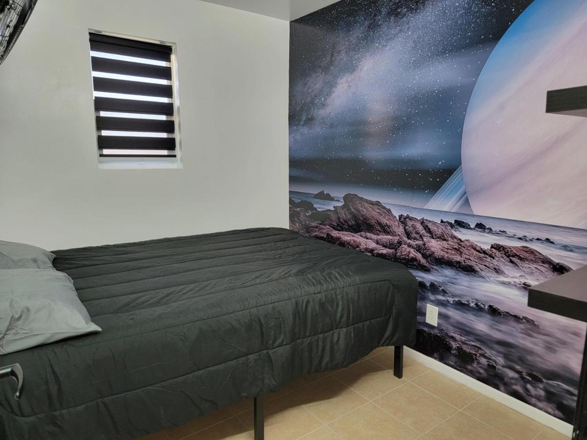 Orangewood & 51Ave Homestay - Not A Hotel Ґлендейл Екстер'єр фото