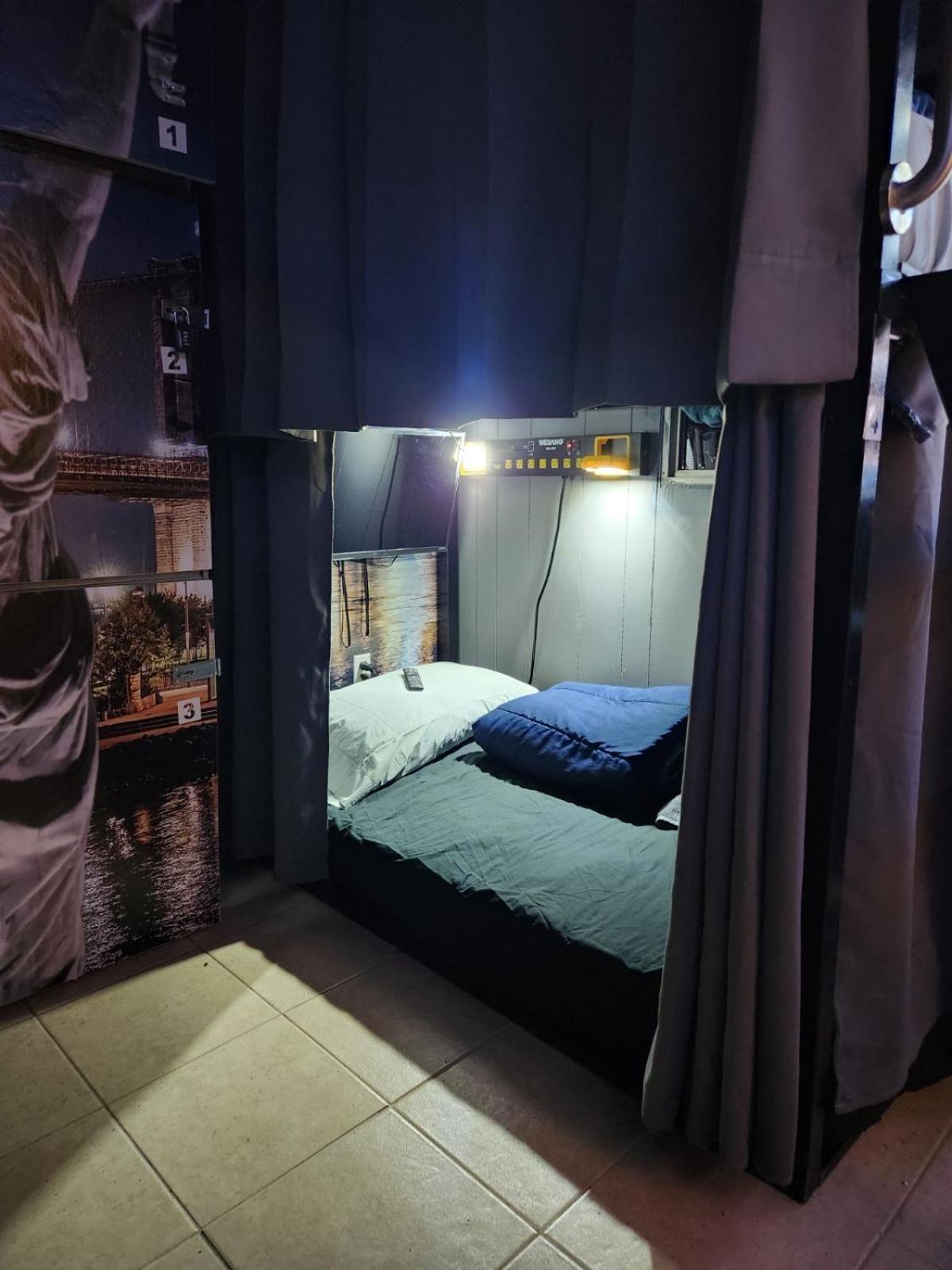 Orangewood & 51Ave Homestay - Not A Hotel Ґлендейл Екстер'єр фото